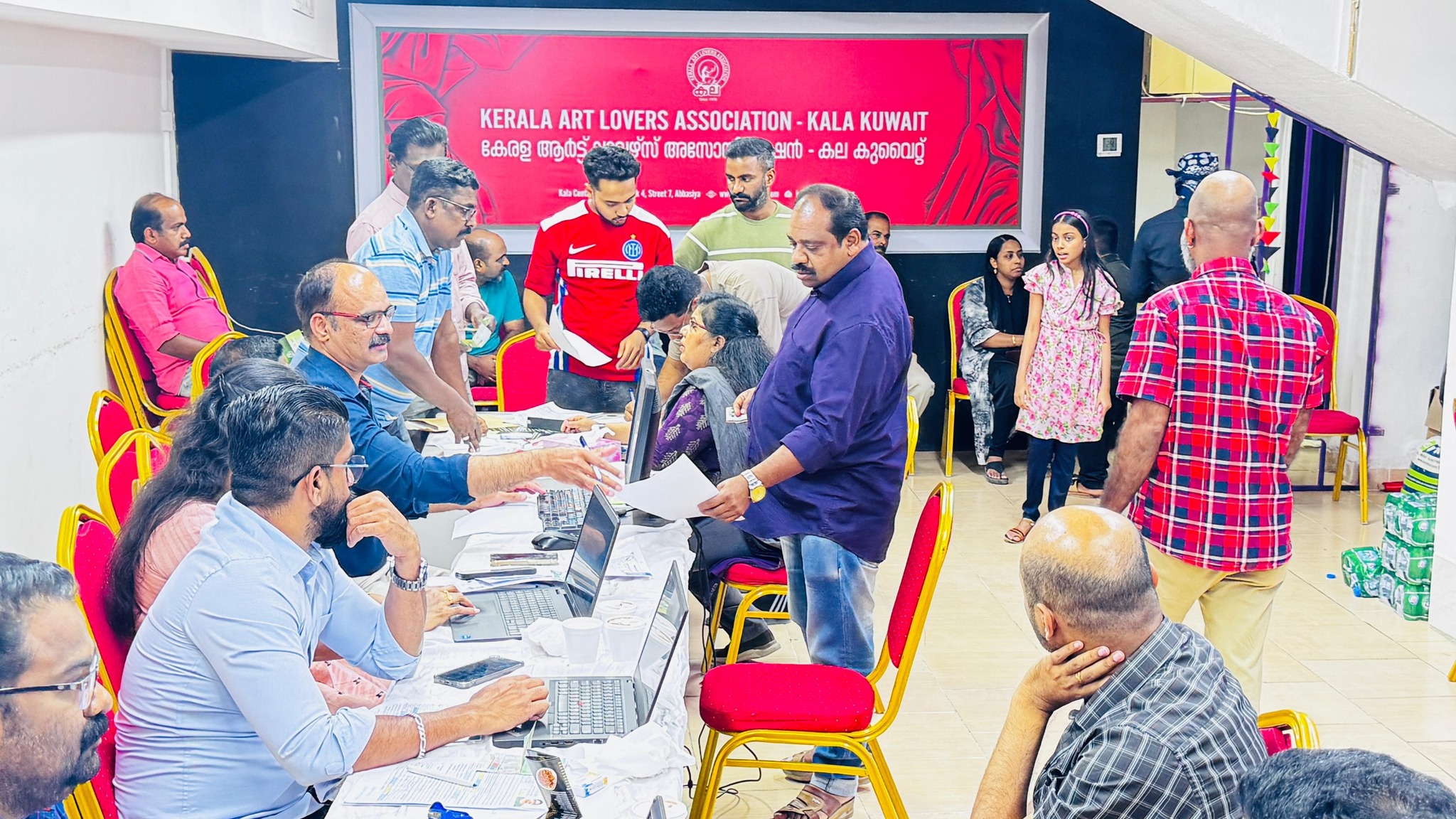 നോർക്ക കെയറിന്റെ രെജിസ്ട്രേഷൻ - കല കുവൈറ്റിന്റെ മേഖല ഓഫീസുകളിൽ ഒരുക്കിയ സൗജന്യ സേവനത്തിനായി ദിനേന എത്തുന്നത് നിരവധി പ്രവാസികൾ.